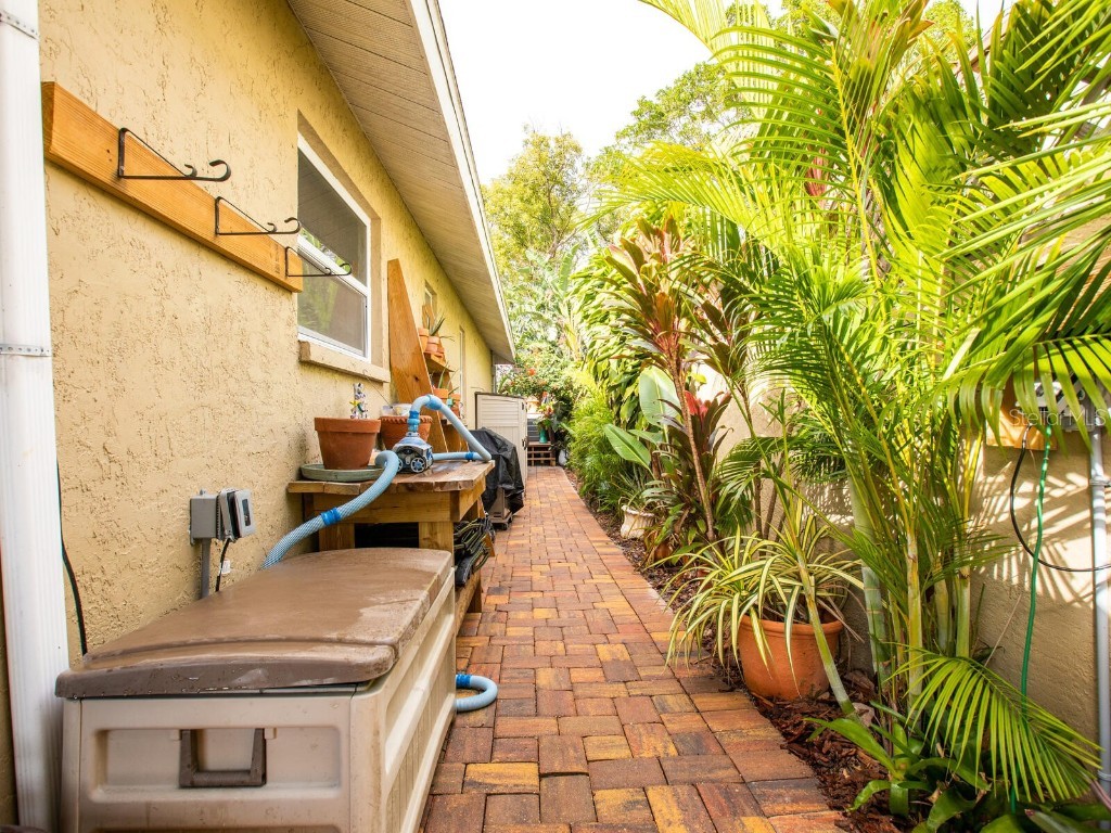 1737 Bay Street Sarasota FL 34236 A4674614 image55