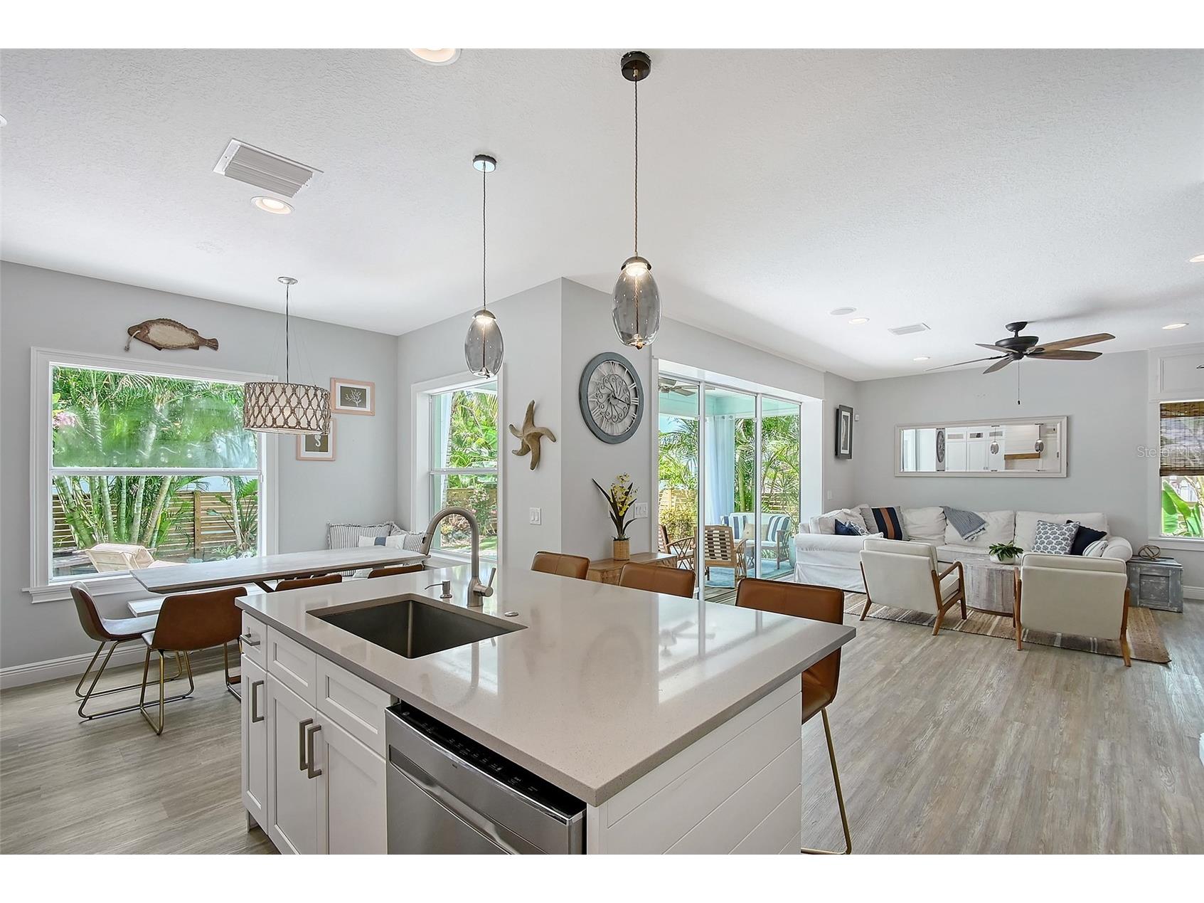 1738 Siesta Drive Sarasota FL 34239 A4692339 image16