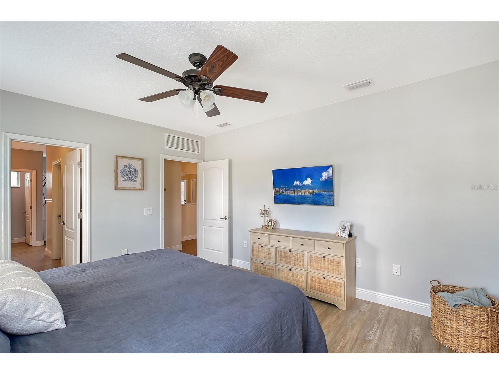 1738 Siesta Drive Sarasota FL 34239 A4692339 image25