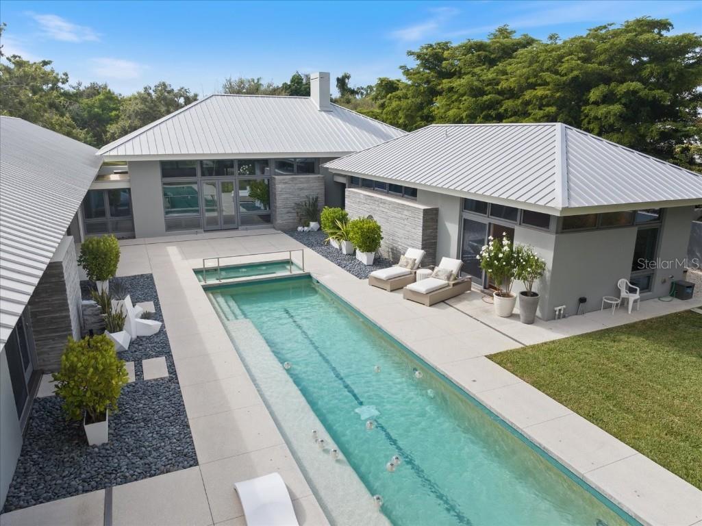 1739 Cherokee Drive Sarasota FL 34239 A4670822 image1