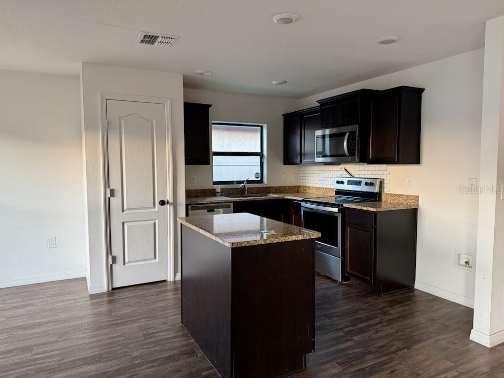 1740 Chatham Green Circle Ruskin FL 33570 TB8519952 image2