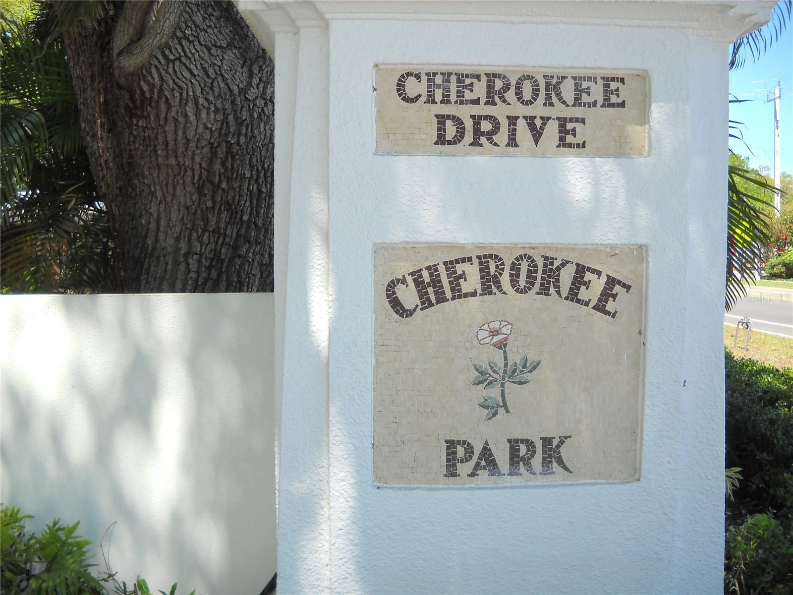 1749 Cherokee Drive Sarasota FL 34239 A4686830 image1
