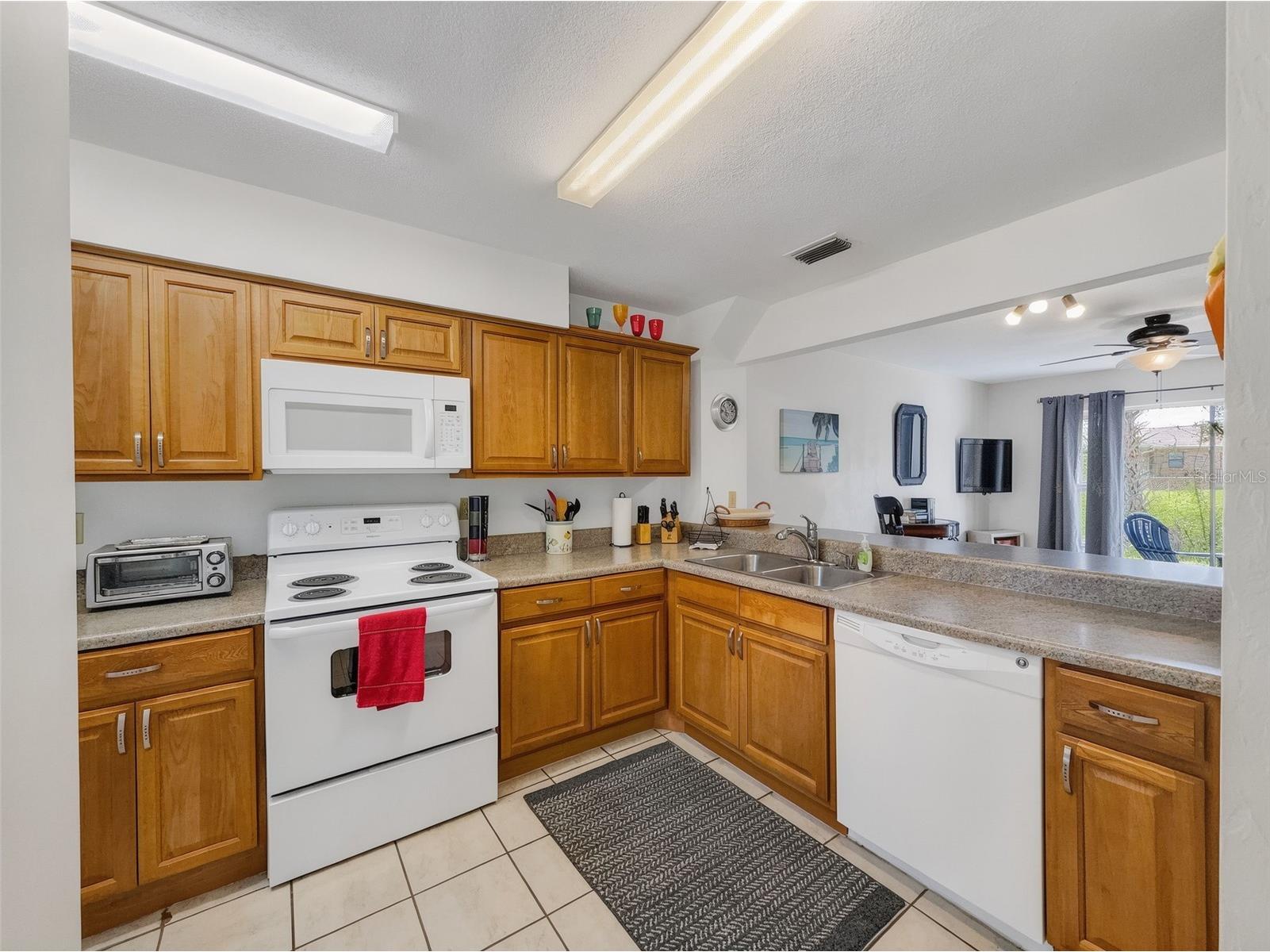 175 Yorktowne Drive #UT11 Daytona Beach FL 32119 V4948853 image2