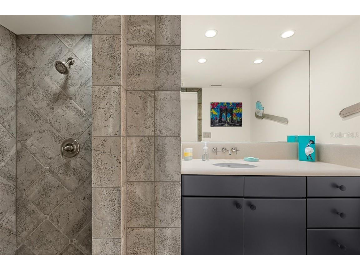 1750 Benjamin Franklin Drive #8D Sarasota FL 34236 A4673871 image20