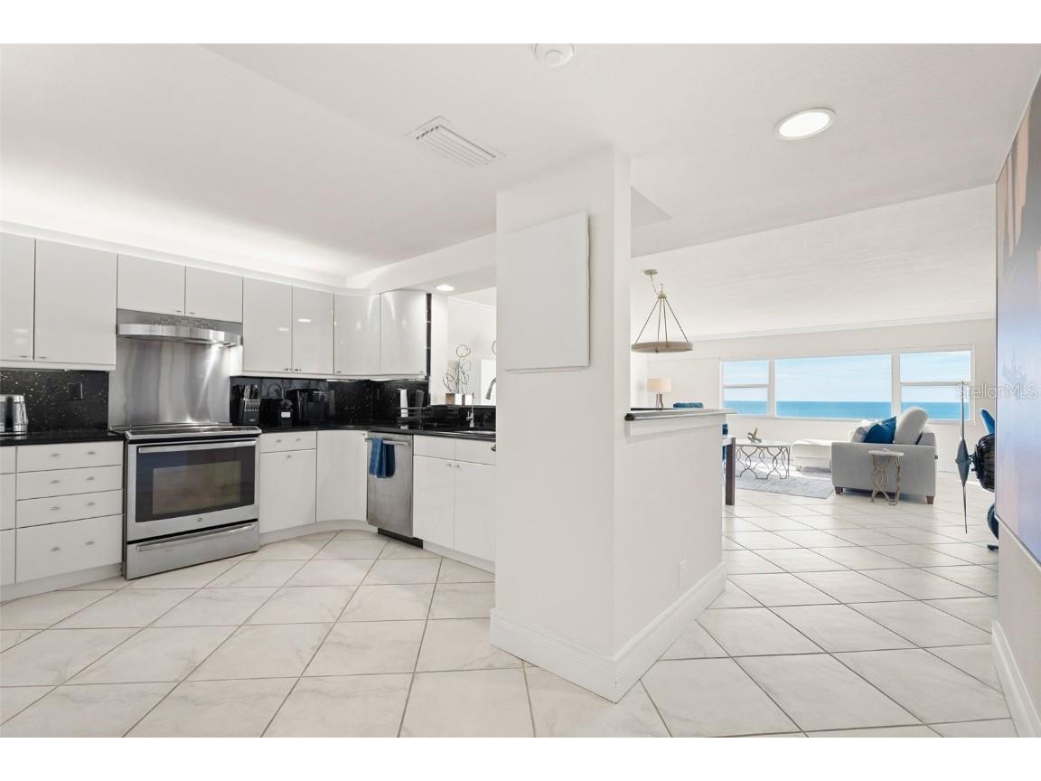 1750 Benjamin Franklin Drive #8D Sarasota FL 34236 A4673871 image4