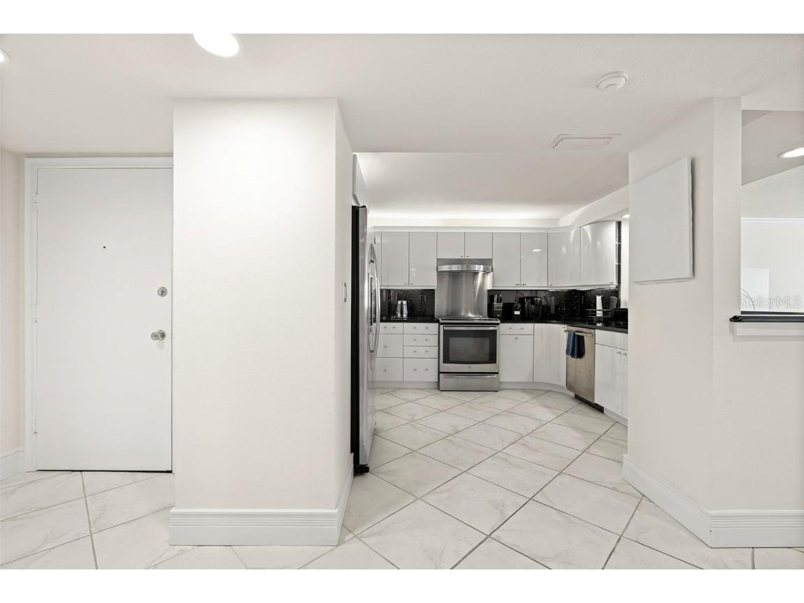 1750 Benjamin Franklin Drive #8D Sarasota FL 34236 A4673871 image5