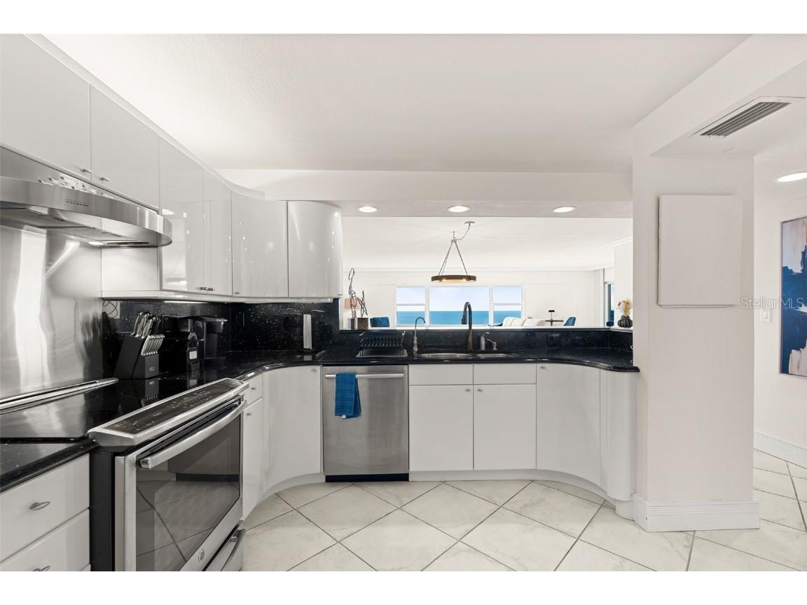 1750 Benjamin Franklin Drive #8D Sarasota FL 34236 A4673871 image6