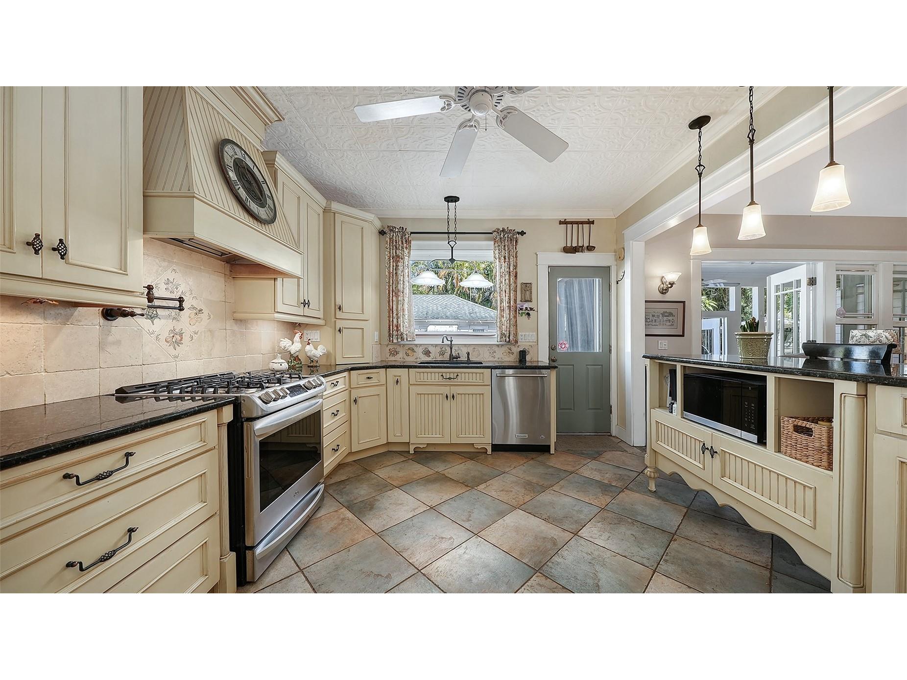 1751 Floyd Street Sarasota FL 34239 A4682724 image19