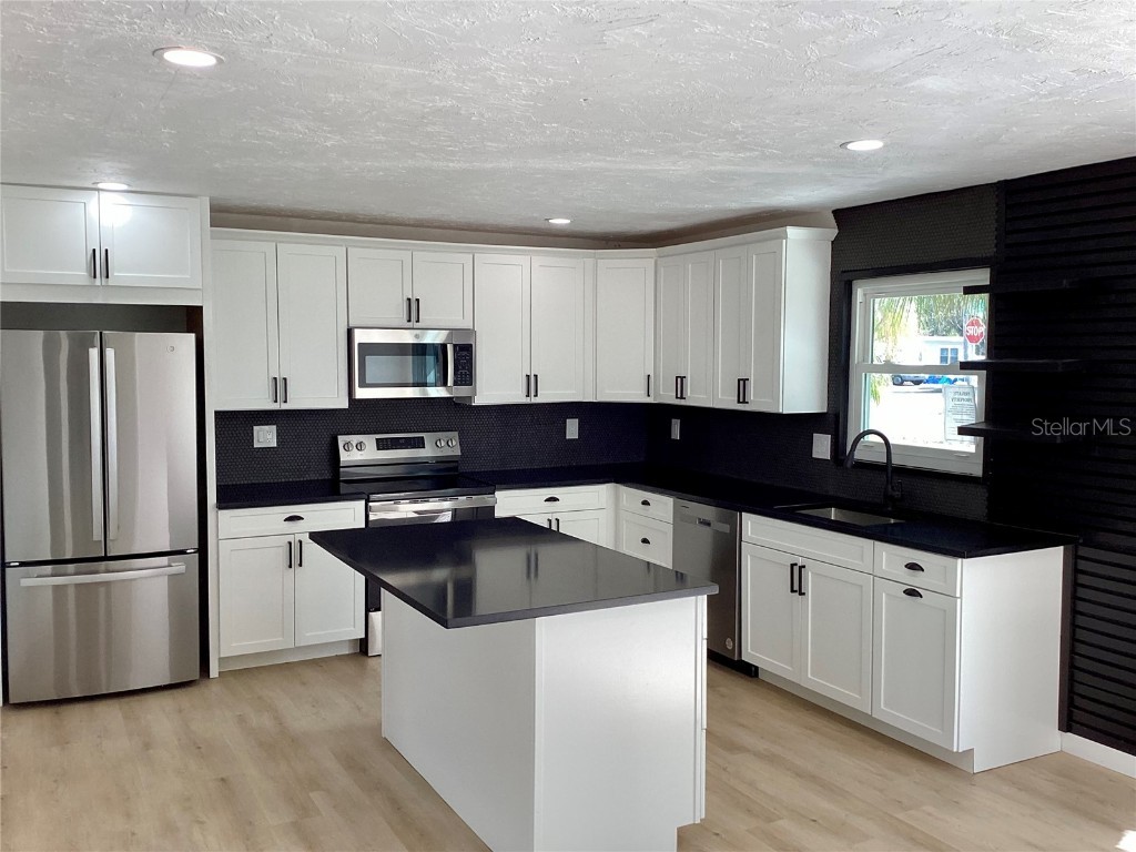 1757 Mova Street Sarasota FL 34231 A4674465 image2