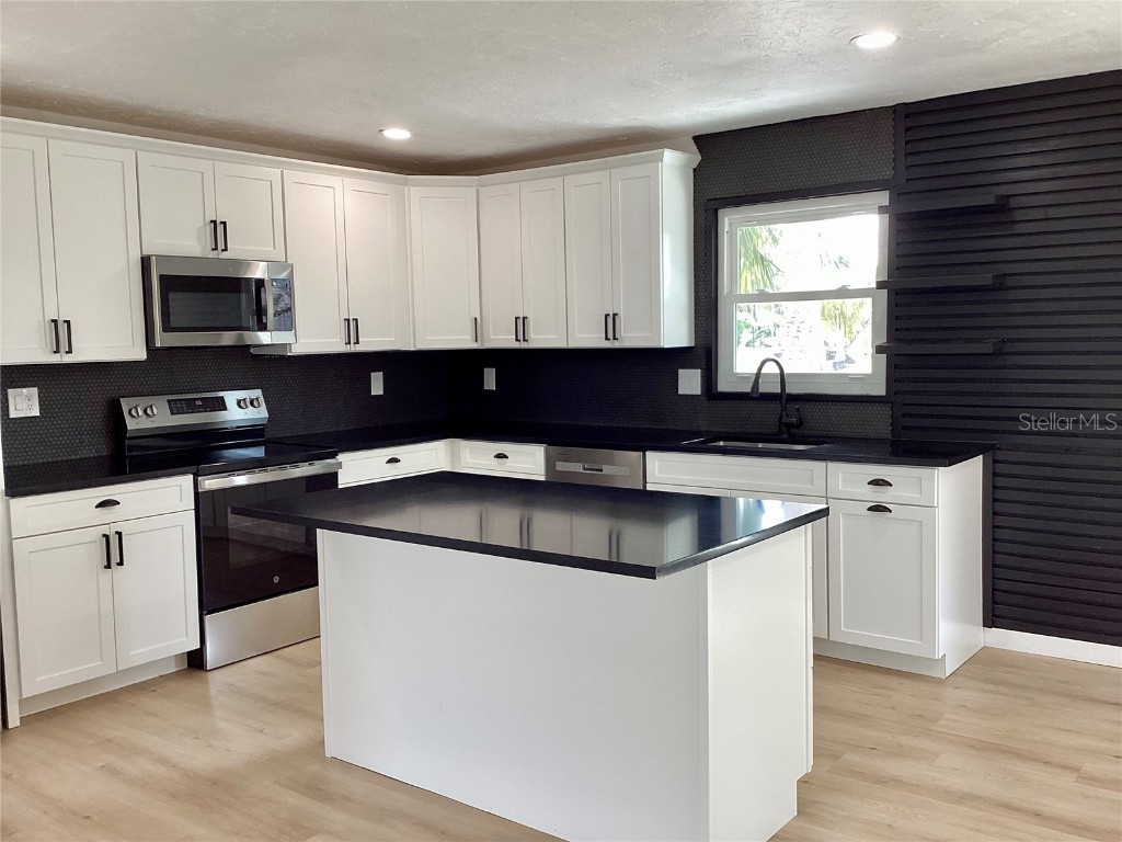 1757 Mova Street Sarasota FL 34231 A4674465 image3