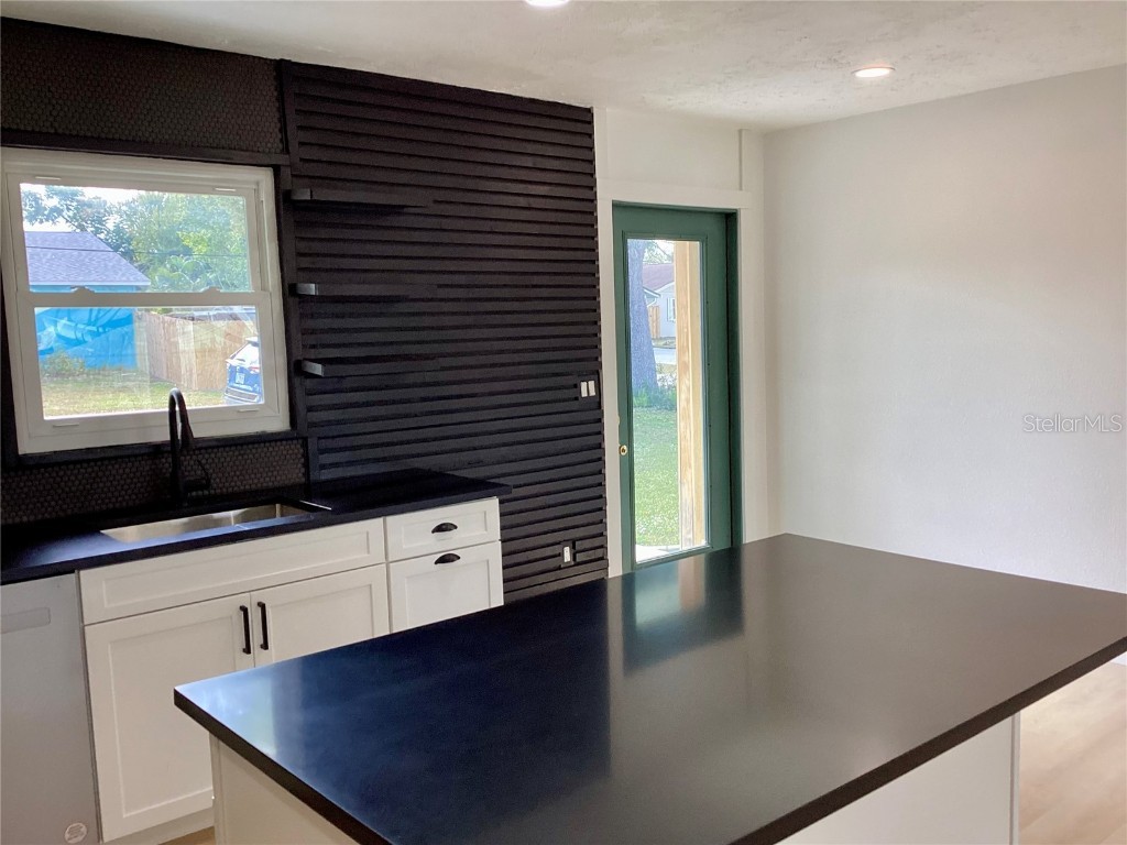 1757 Mova Street Sarasota FL 34231 A4674465 image4