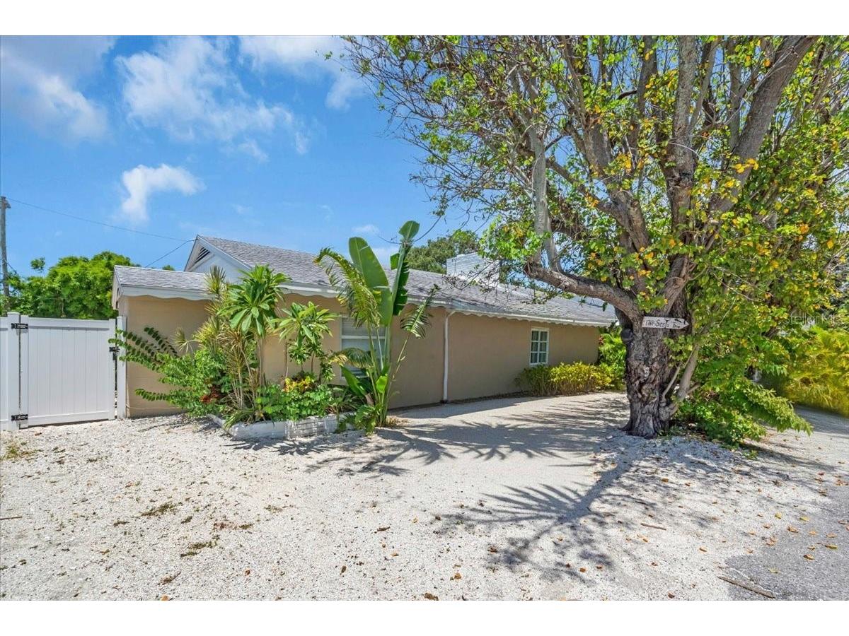 1761 Siesta Drive Sarasota FL 34239 A4688614 image1
