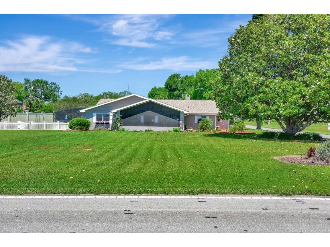 1801 Lakeshore Drive Mount Dora FL 32757 - LAKE DORA V4929734 image1