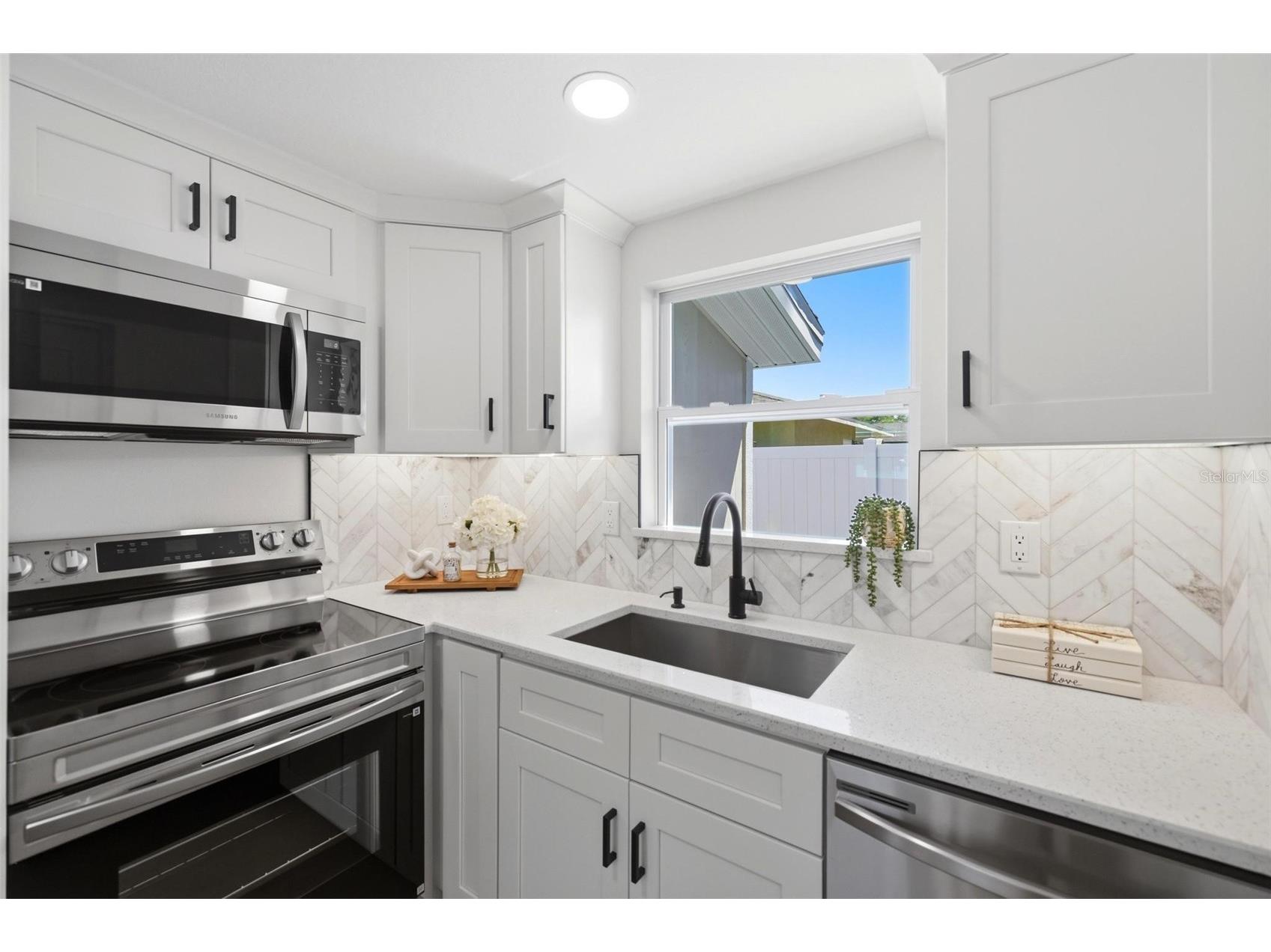 1802 Robinhood Street Sarasota FL 34231 A4689759 image19