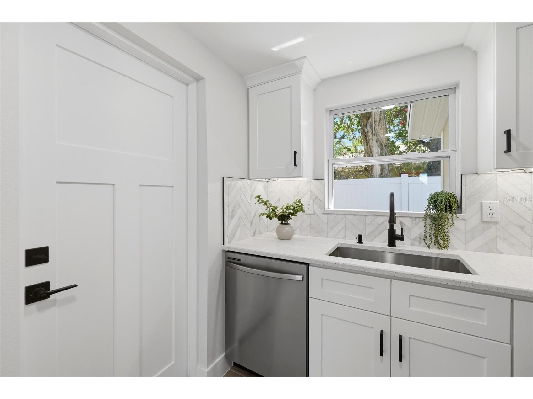 1802 Robinhood Street Sarasota FL 34231 A4689759 image8