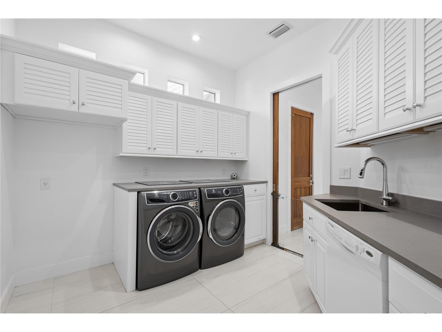 1808 Flower Drive Sarasota FL 34239 A4669396 image41