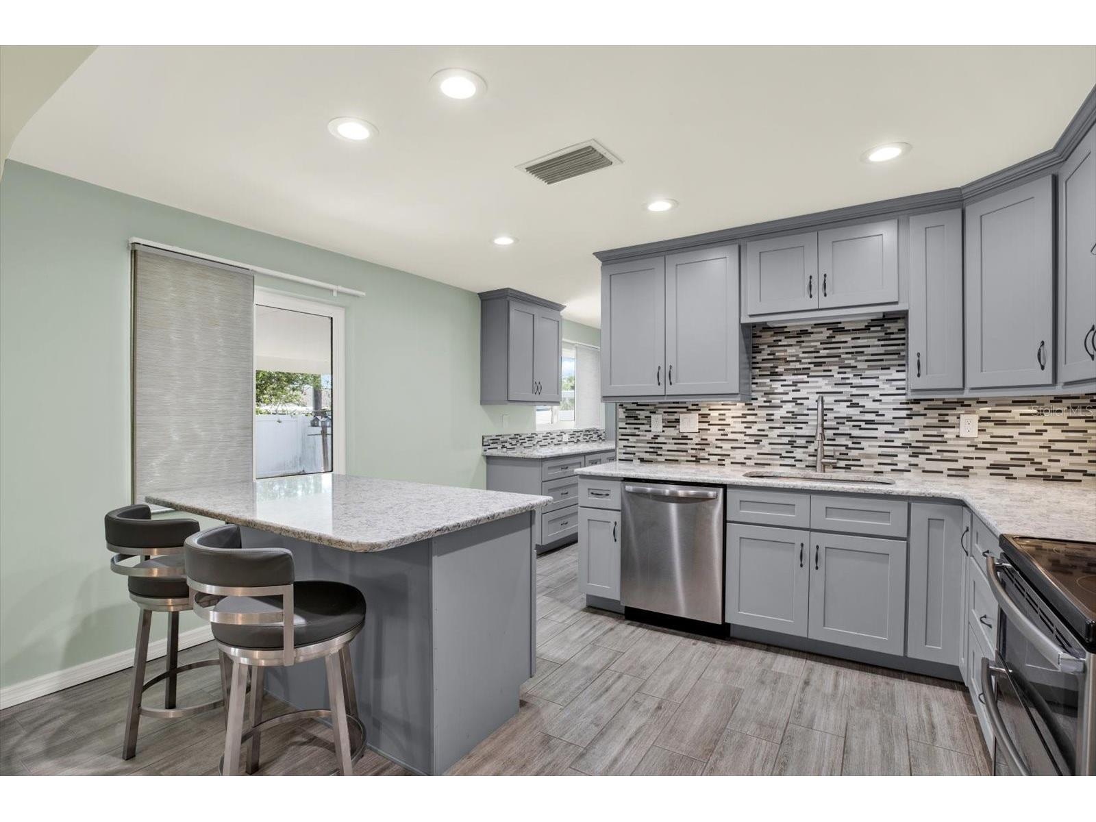 1815 Chateau Drive E Clearwater FL 33756 TB8498397 image3