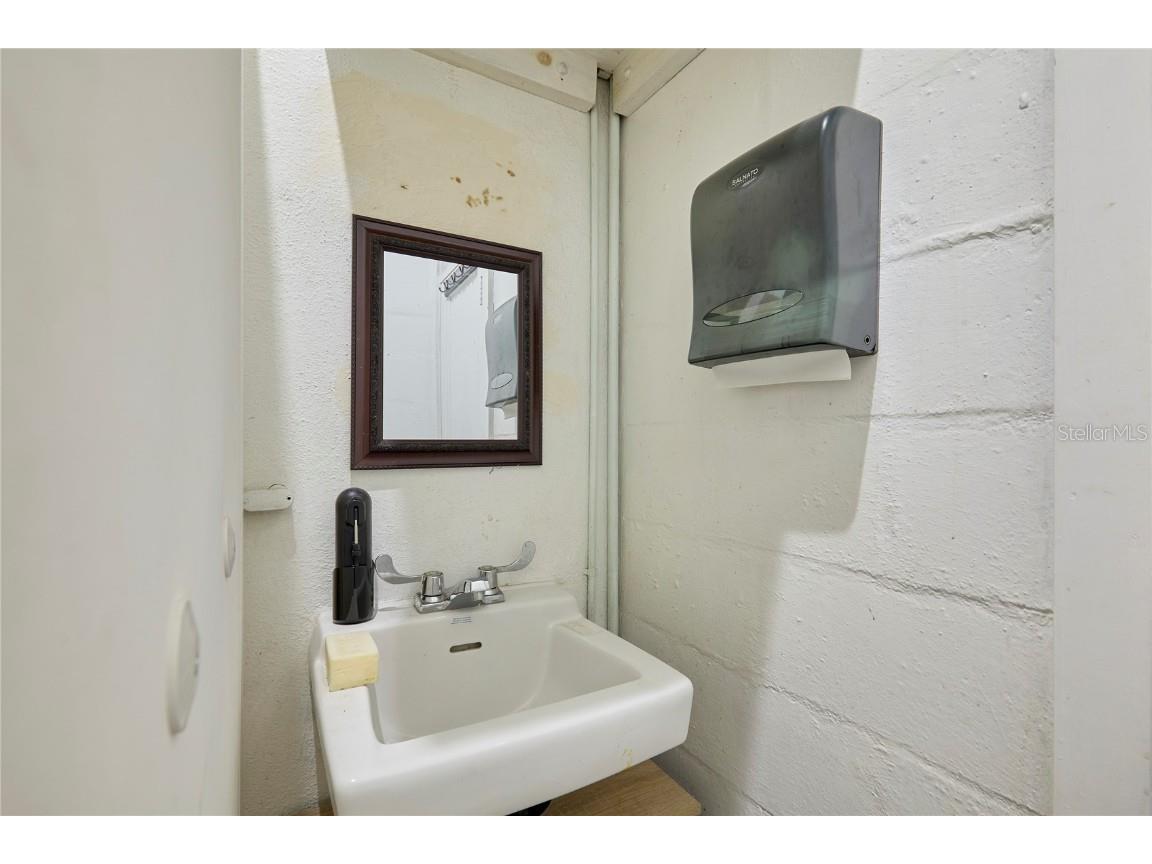 1834 Tamiami Trail Bradenton FL 34205 TB8450777 image17