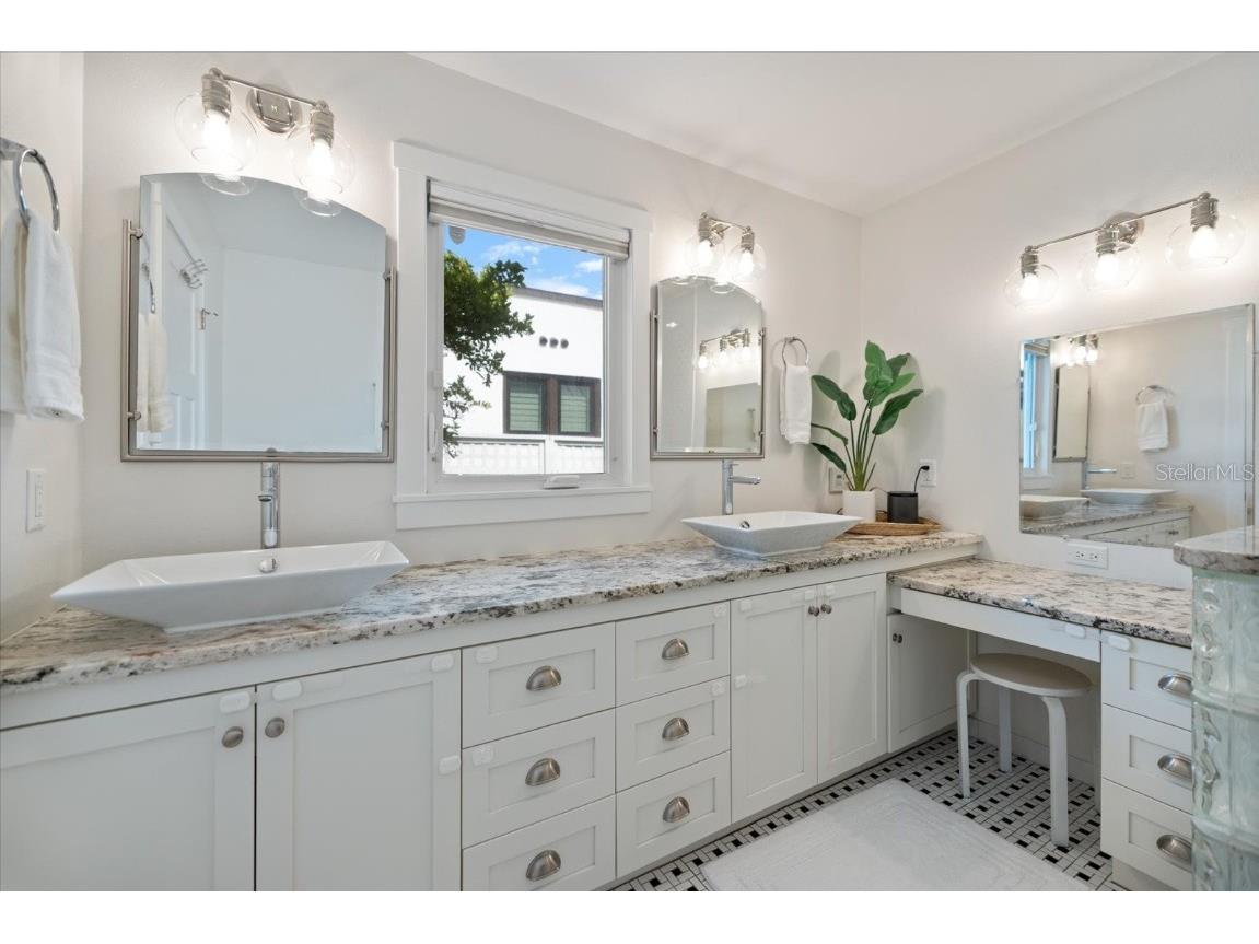 1841 Datura Street Sarasota FL 34239 A4676725 image27