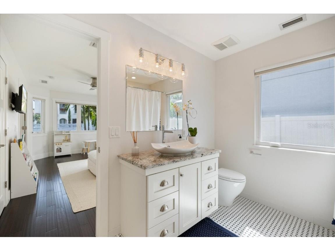 1841 Datura Street Sarasota FL 34239 A4676725 image31