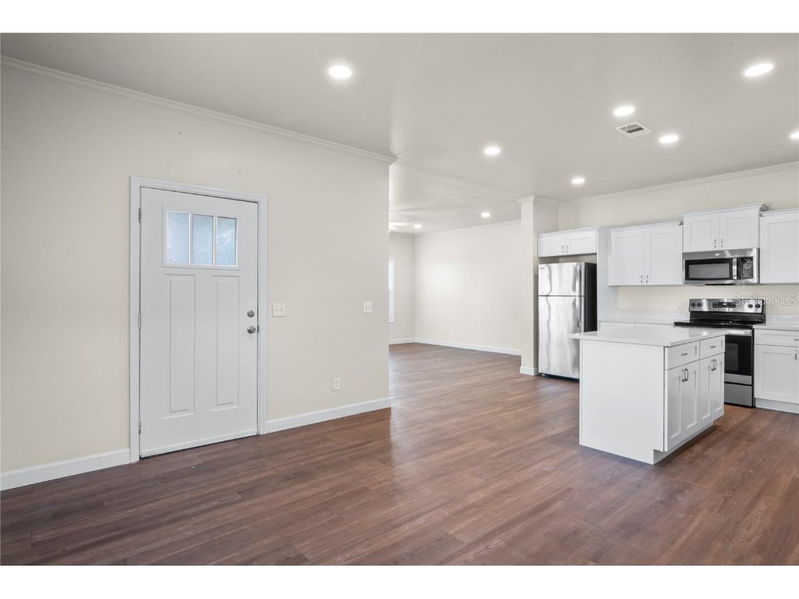 1851 13th Street S Saint Petersburg FL 33705 TB8423934 image3