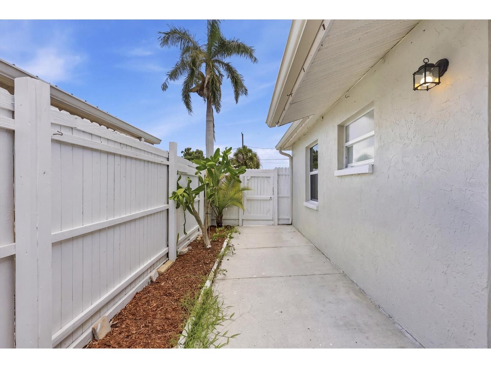 1858 Marbeth Street Sarasota FL 34231 A4694568 image24
