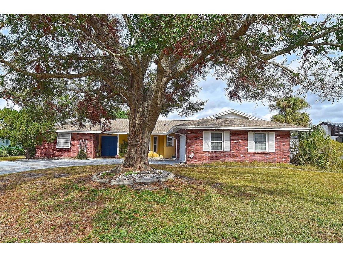 1864 Mid Ocean Circle Sarasota FL 34239 A4636910 image1