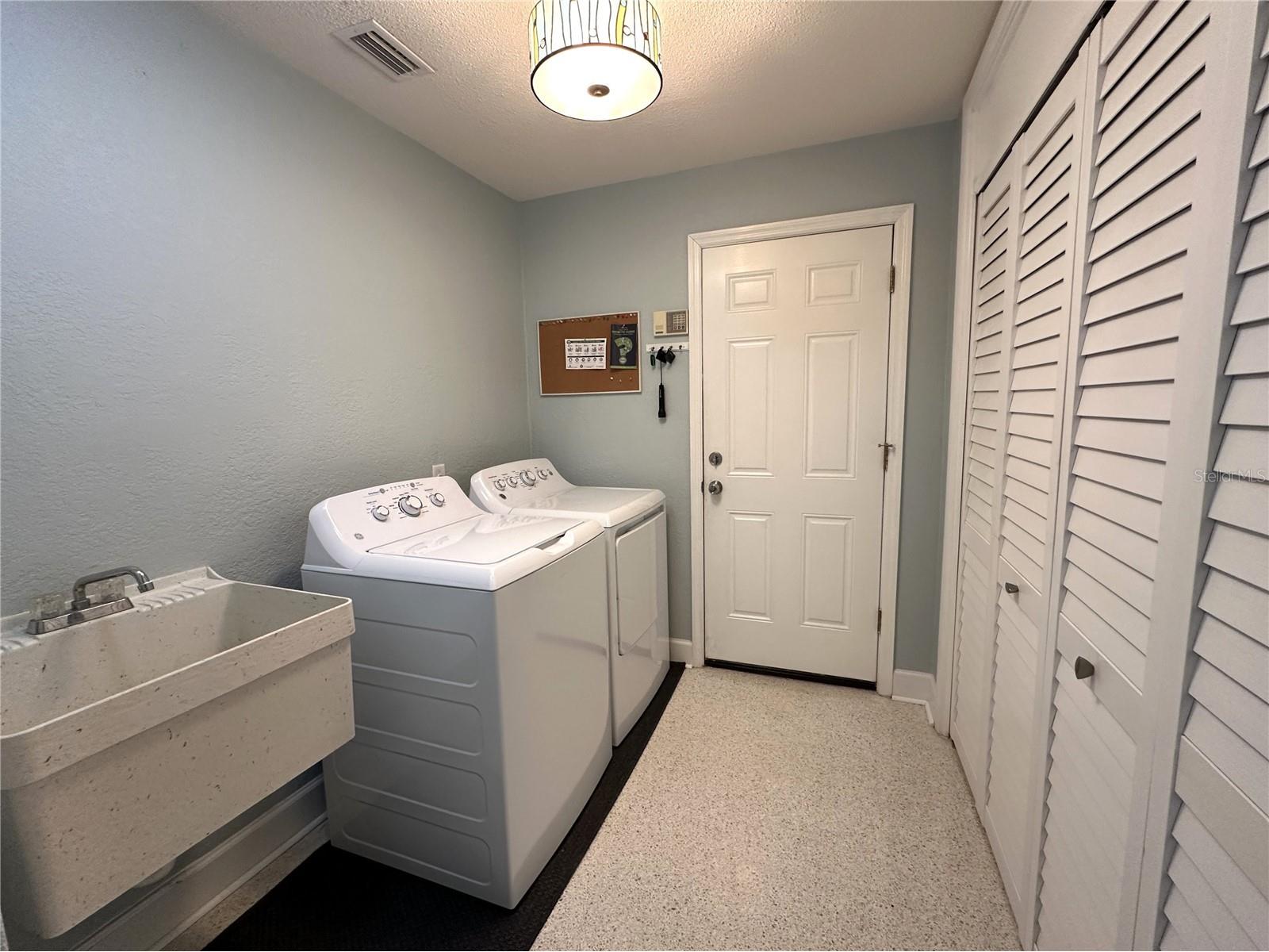 1883 Riviera Circle Sarasota FL 34232 A4692248 image37
