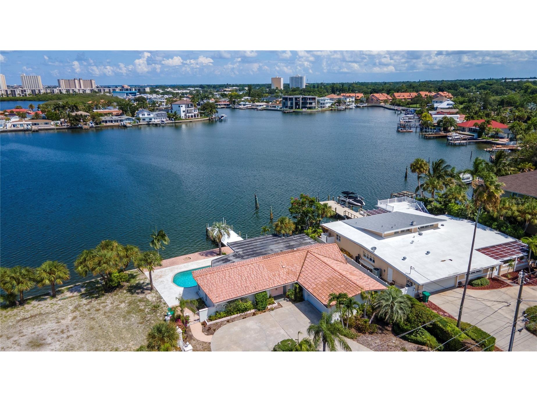 1884 Dolphin Boulevard S Saint Petersburg FL 33707 U8250458 image1