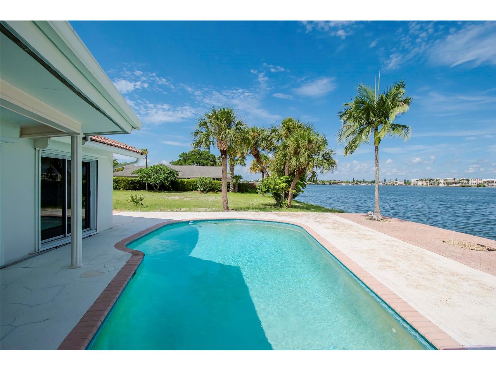 1884 Dolphin Boulevard S Saint Petersburg FL 33707 U8250458 image9