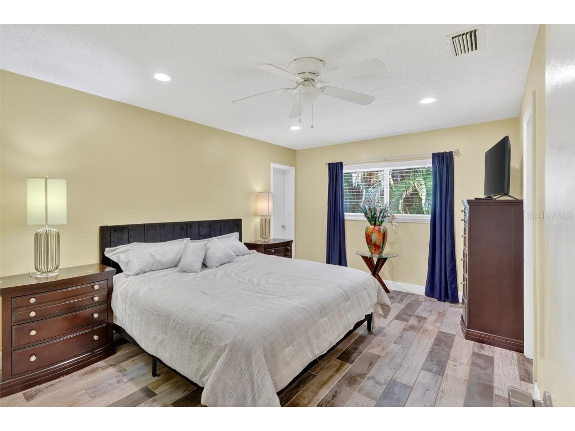 1884 Southpointe Drive Sarasota FL 34231 A4667255 image24