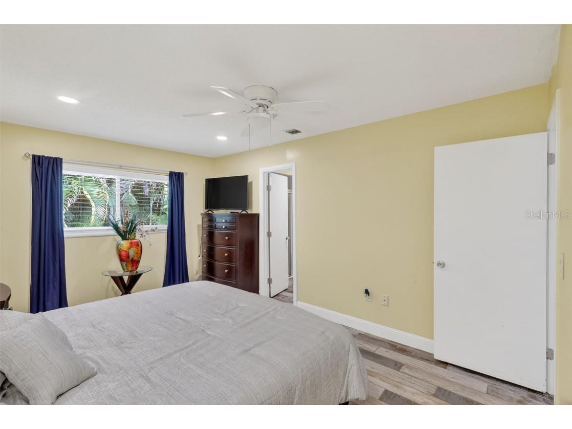 1884 Southpointe Drive Sarasota FL 34231 A4667273 image23