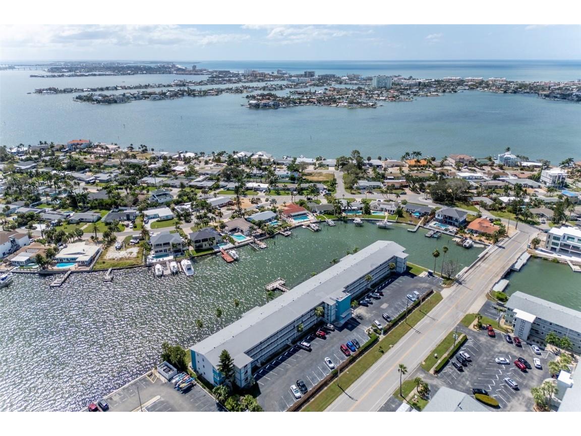 1893 Shore Drive S #203 South Pasadena FL 33707 TB8436432 image2