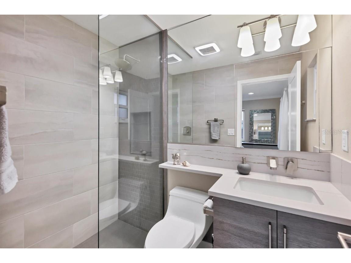 1900 Benjamin Franklin Drive #V-15 Sarasota FL 34236 A4621429 image19