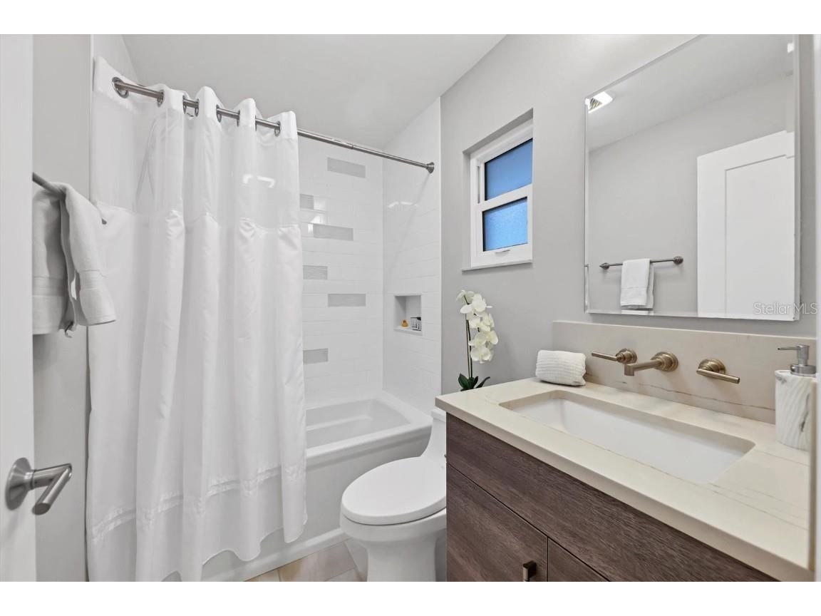 1900 Benjamin Franklin Drive #V-15 Sarasota FL 34236 A4621429 image23