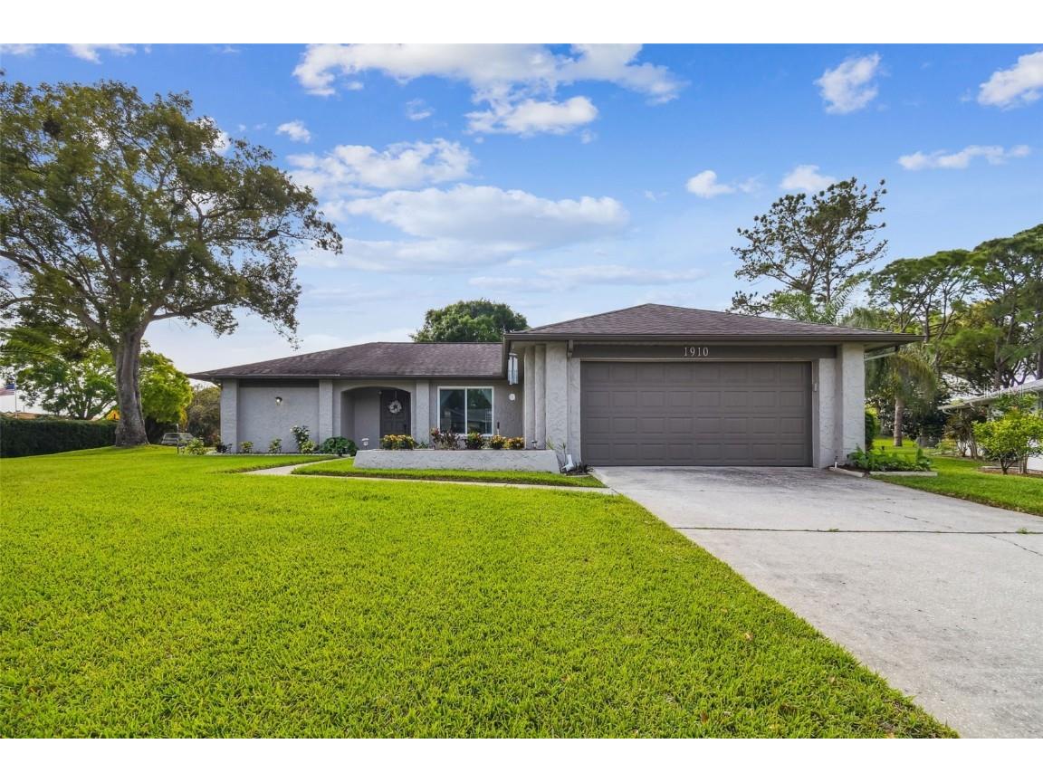 1910 Chaucer Court Palm Harbor FL 34684 - LAKE TARPON U8193604 image1