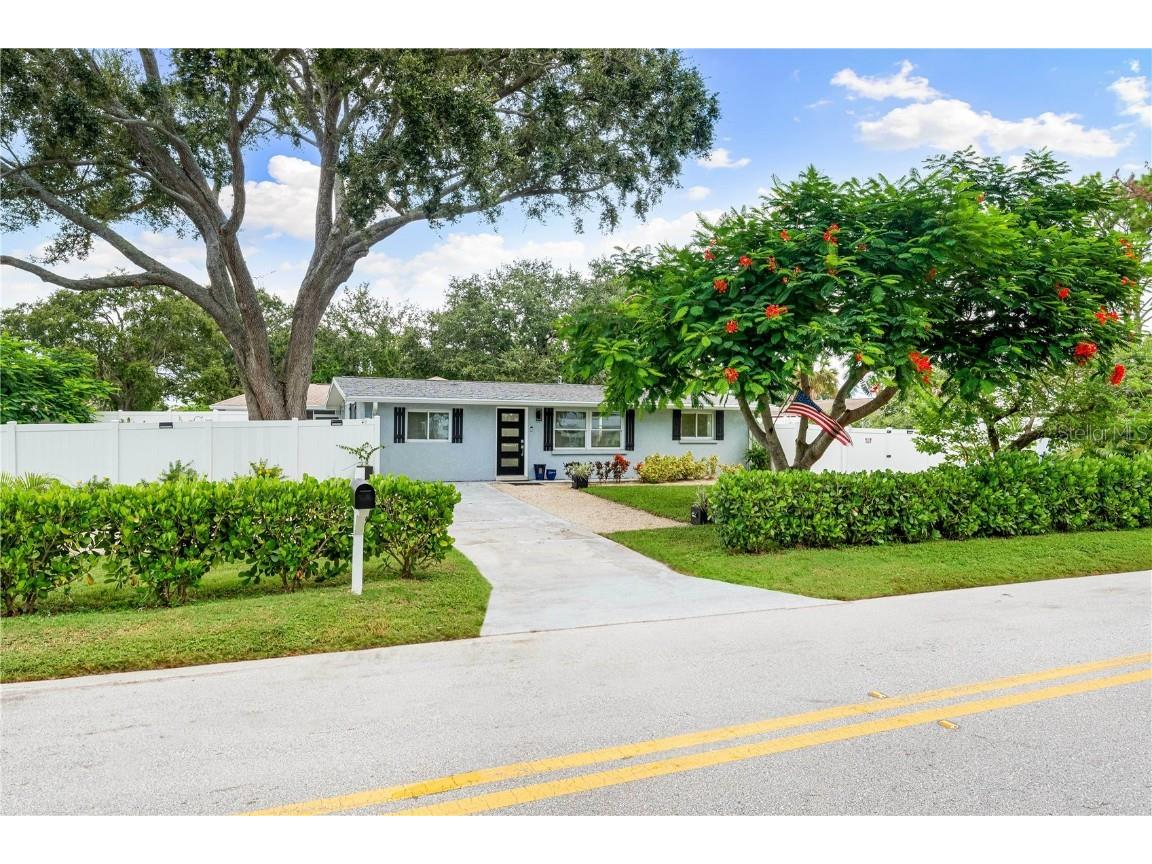 1911 Upper Beechwood Avenue Sarasota FL 34231 A4663604 image2