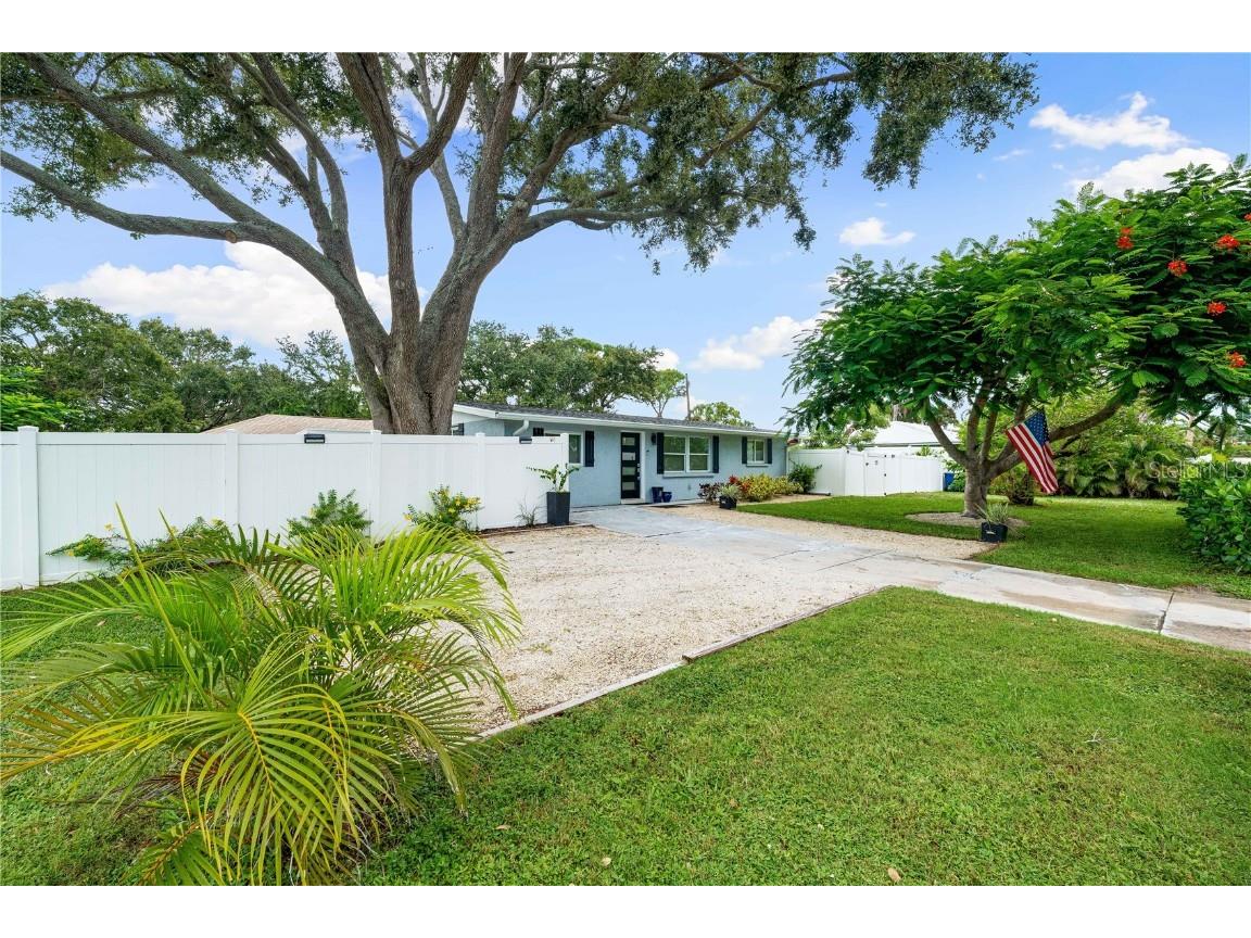 1911 Upper Beechwood Avenue Sarasota FL 34231 A4663604 image3