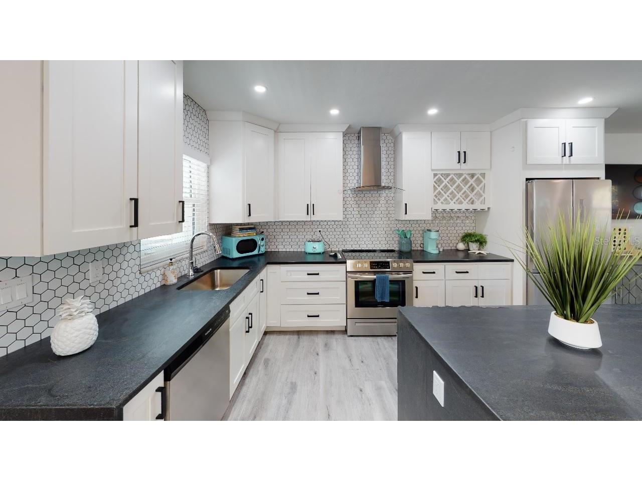 1920 Morrill Street #PINEAPPLE Sarasota FL 34236 A4673833 image30