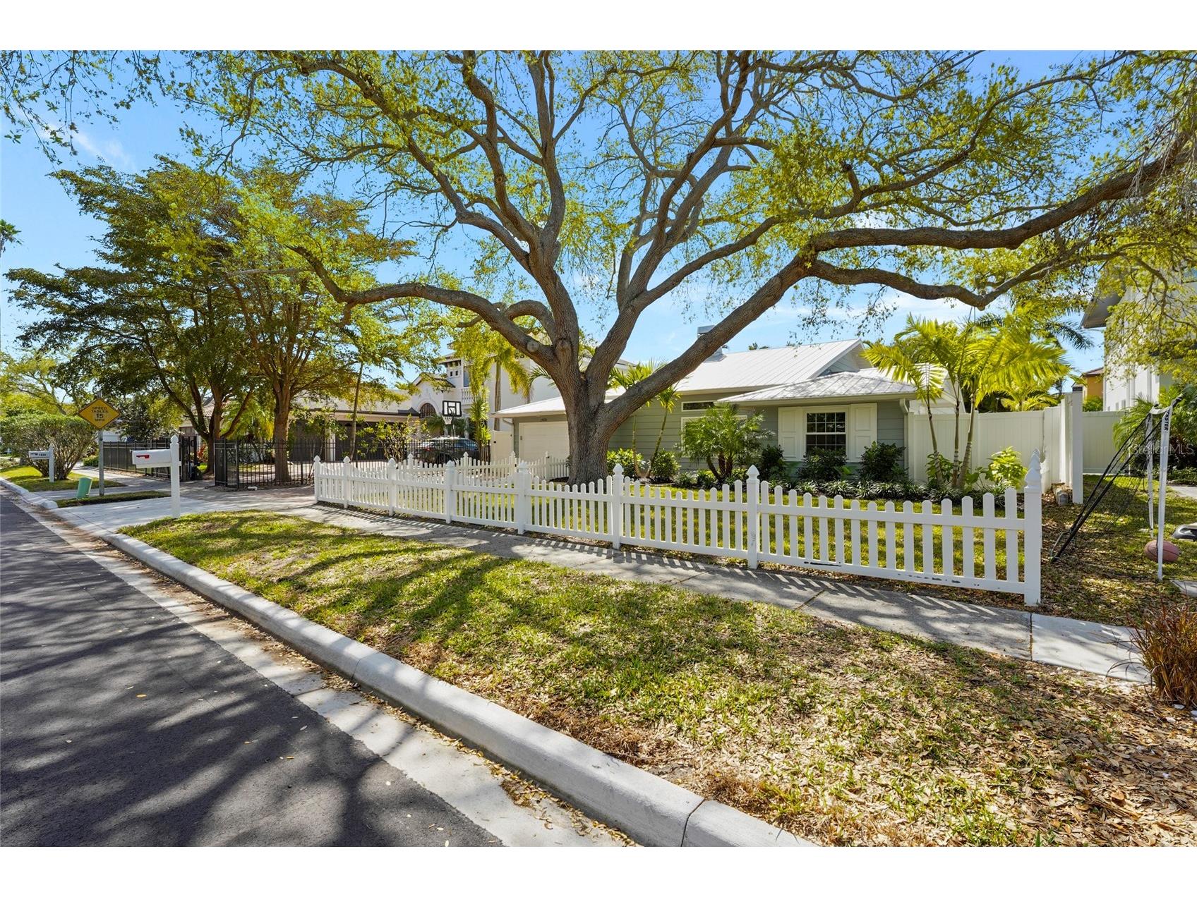 1920 Wisteria Street Sarasota FL 34239 A4683653 image46