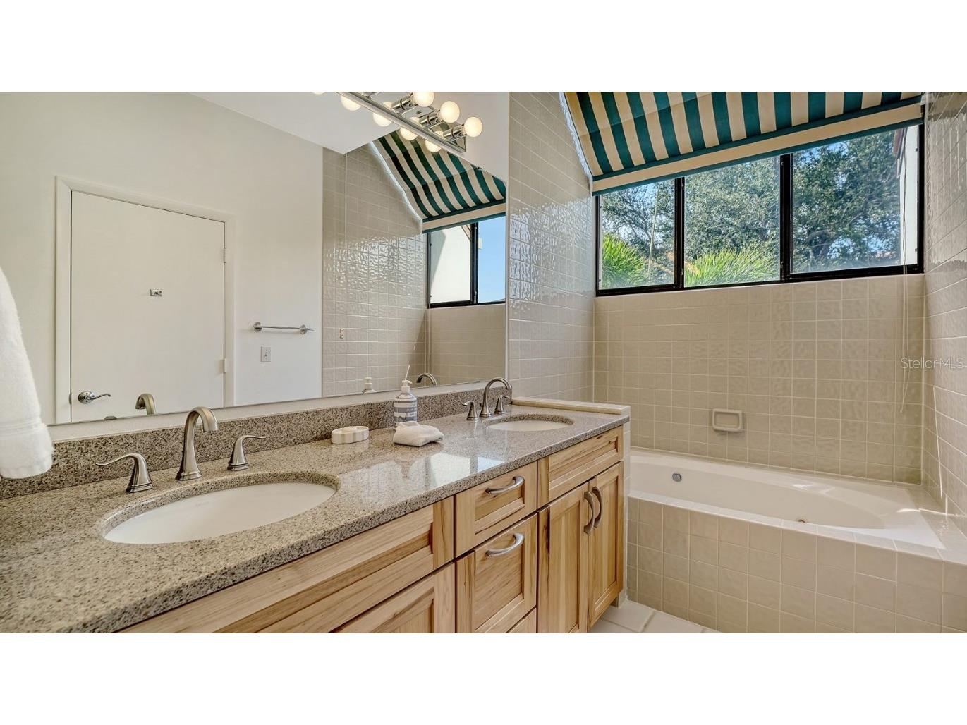 1922 Harbourside Drive #1104 Longboat Key FL 34228 - SARASOTA BAY & GULF OF MEXICO A4666101 image26