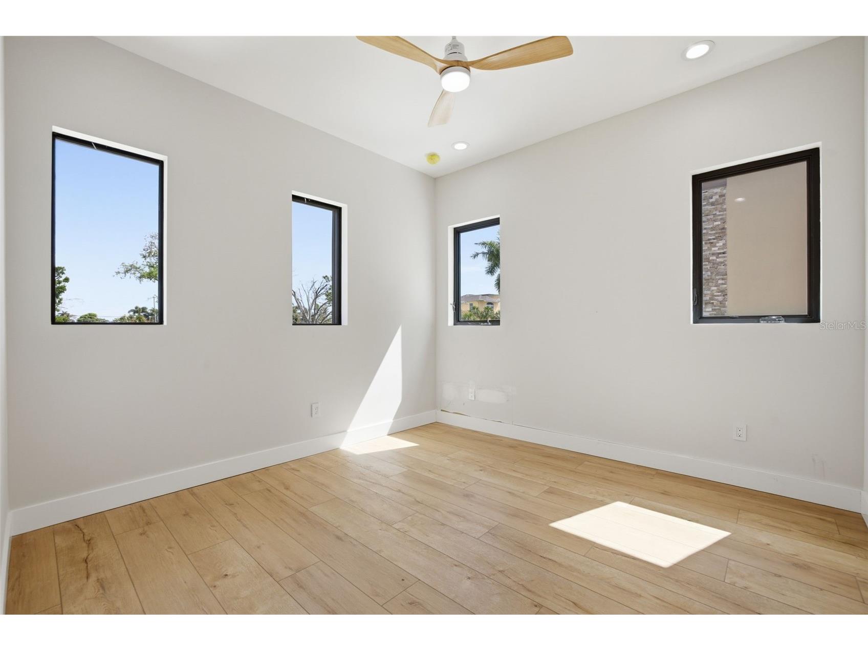 1943 Shore Acres Boulevard NE Saint Petersburg FL 33703 TB8497542 image24