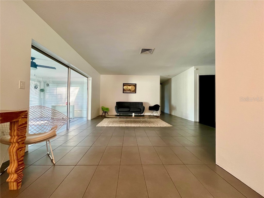 1945 68th Avenue S Saint Petersburg FL 33712 TB8452413 image2