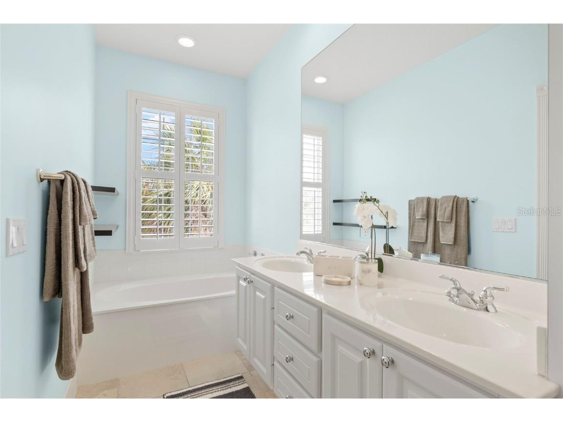 1949 Burgos Drive Sarasota FL 34238 A4666996 image18