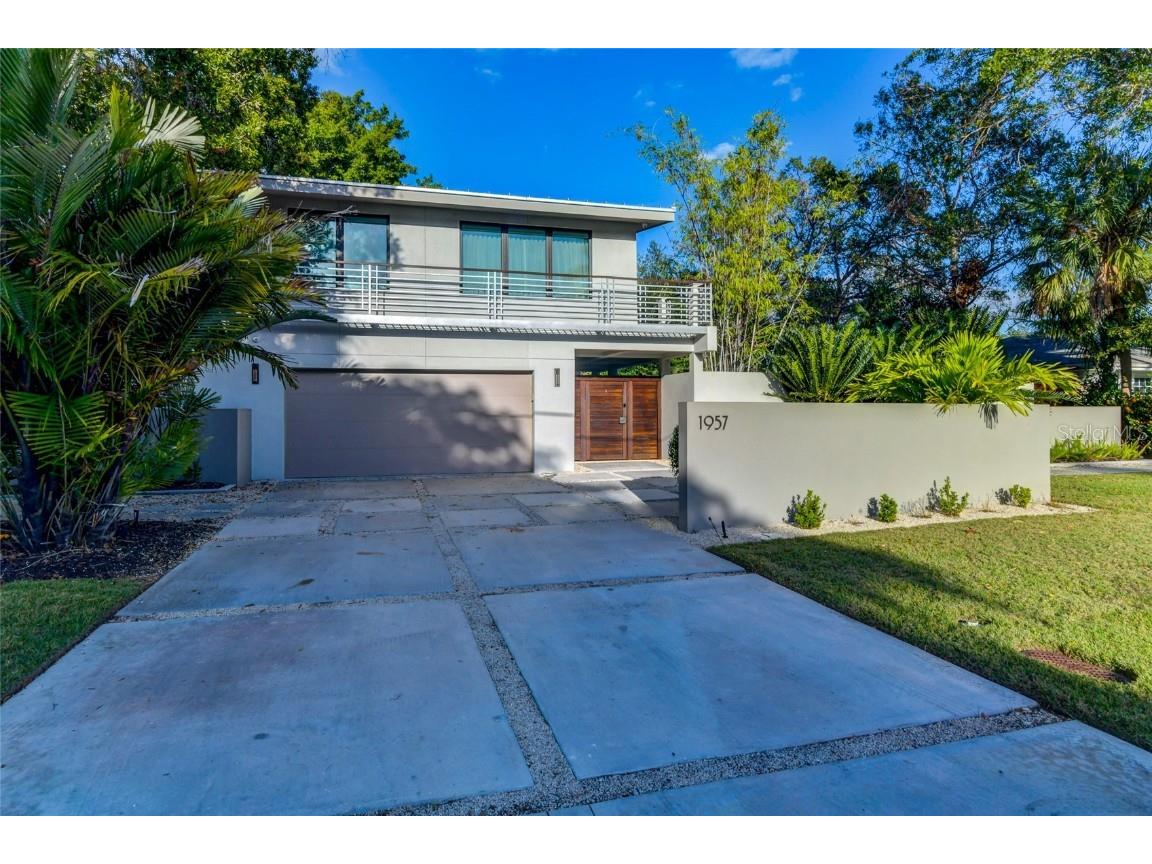 1957 Lincoln Drive Sarasota FL 34236 - HUDSON BAYOU A4554010 image1