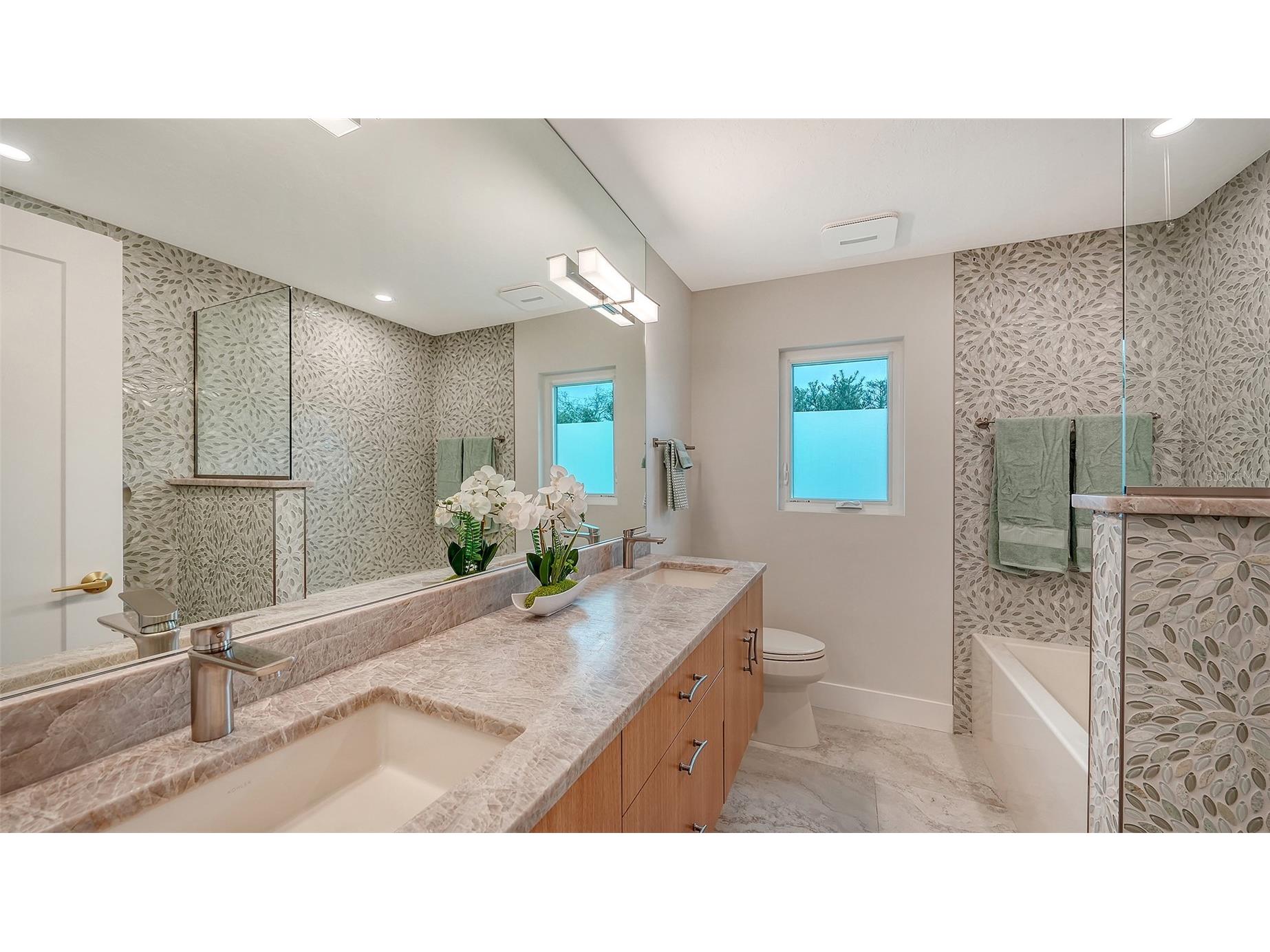 1967 Brookhaven Drive Sarasota FL 34239 A4686652 image38