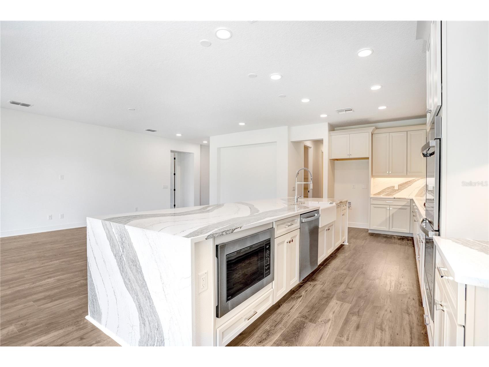 1971 Drummond Point Zephyrhills FL 33541 TB8449082 image16