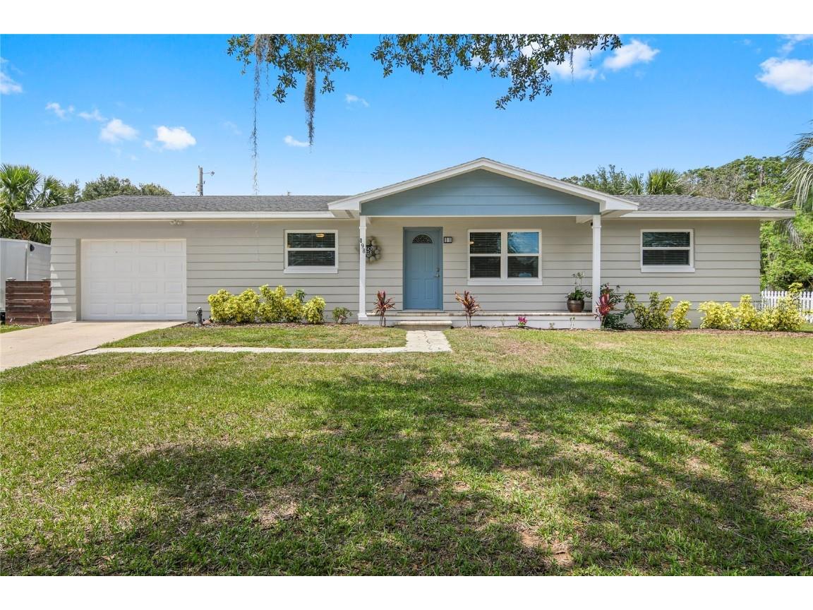 198 W Cypress Avenue Howey In The Hills FL 34737 - LITTLE LAKE HARRIS O6112929 image1