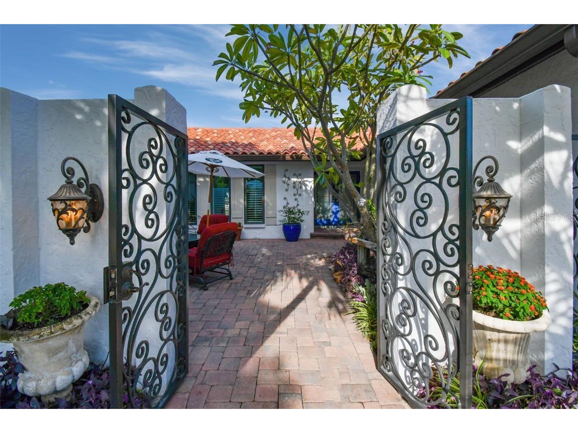 1981 Hawaii Avenue NE Saint Petersburg FL 33703 - TAMPA BAY U8222403 image1