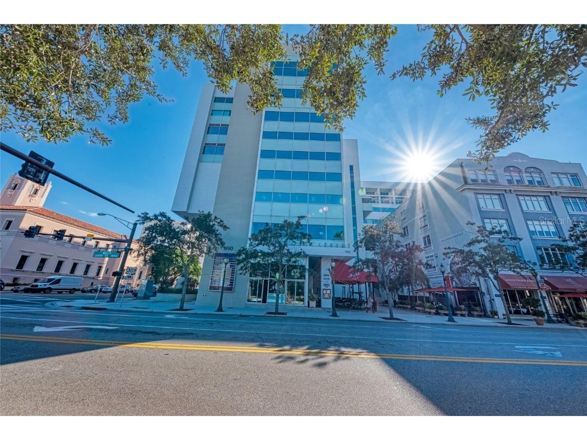 1990 Main Street #13 Sarasota FL 34236 A4558431 image1